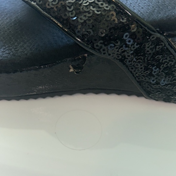 Volatile wedge flip flops in a size 9 black. - Picture 4 of 5